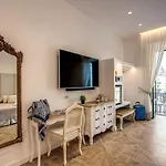 Square Bed and Breakfast 4*